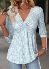 Rotita – Hellblaues T-Shirt mit V-Ausschnitt und Bauchbedeckung