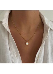 collier pendentif doré à motif géométrique carré