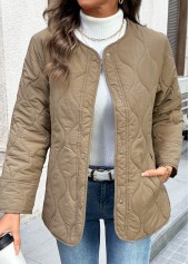 manteau camel foncé à col rond et manches longues couvrant le ventre