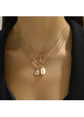 ensemble de colliers en alliage doré et coquillages superposés