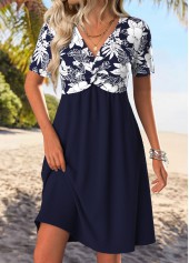 kurzes bauchfreies Kleid mit Blumenmuster und V-Ausschnitt in Marineblau