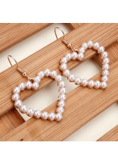 Boucles d'oreilles beiges en forme de cœur avec détail perle