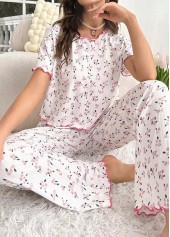 weißes Lounge-Oberteil und Hose mit kleinem Blumenmuster