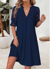 Robe Rotita bleu marine à manches courtes fendues et col fendu.