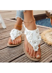 Weiße geblümte Zehensteg-Sandalen mit Faltmuster
