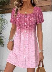 kurzes Kleid mit eckigem Ausschnitt und rosa Blumenmuster das den Bauch bedeckt