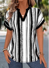 schwarze Bluse mit V-Ausschnitt und geometrischem Muster die Bauchbedeckung bietet.
