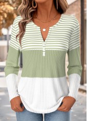 T-shirt à col fendu vert clair à rayures et boutons Rotita