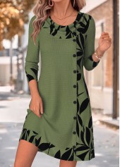 kurzes Kleid mit Wasserfallausschnitt und Patchwork-Muster in Salbeigrün.