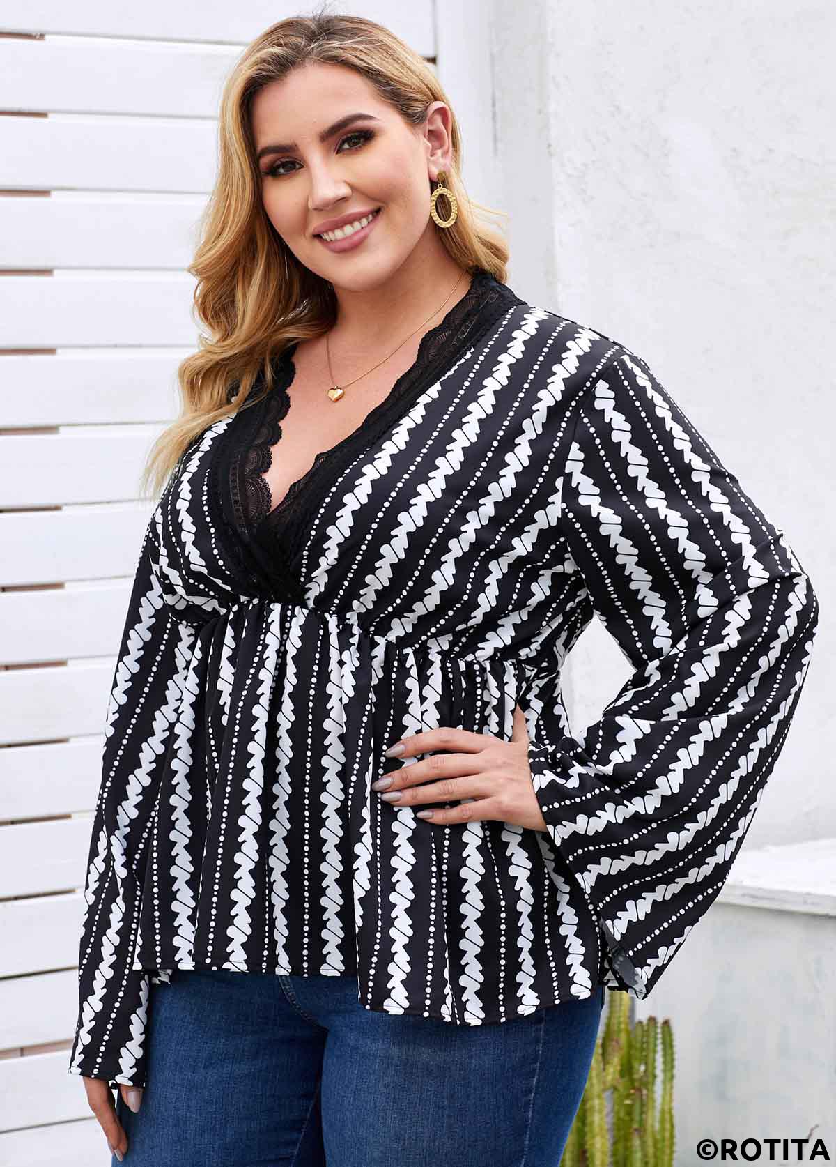 Black plus size,Floral plus size,Plus Size Printed Lace Trim Blouse