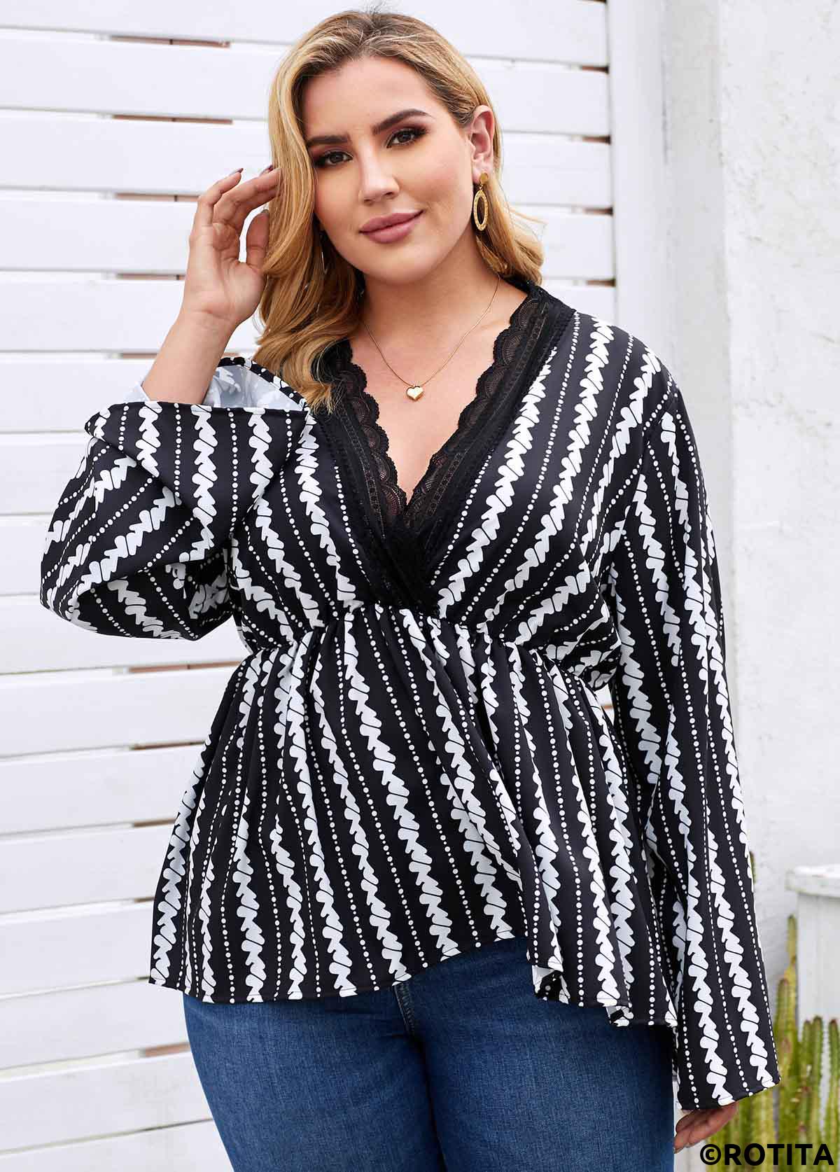 Black plus size,Floral plus size,Plus Size Printed Lace Trim Blouse