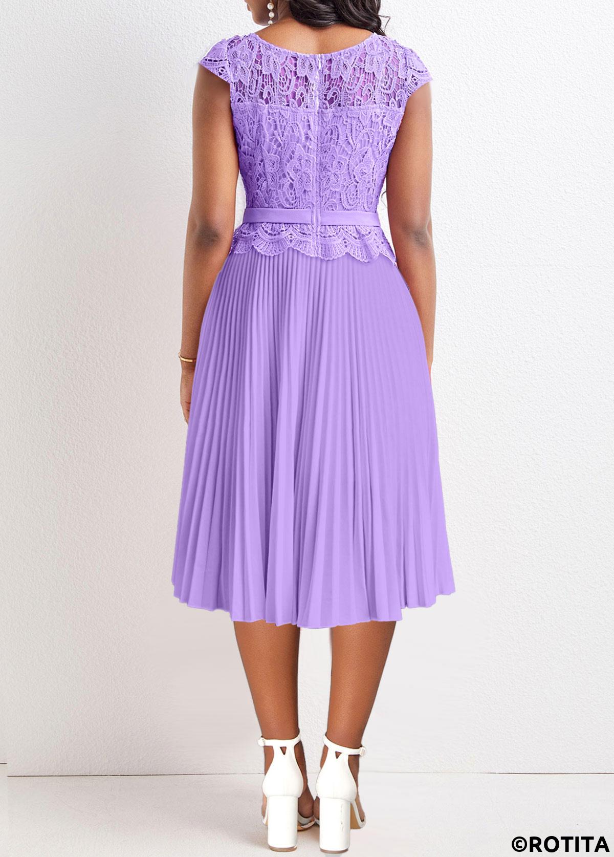 Rotita-Spitzenkleid in Hellviolett mit Rundhalsausschnitt und kurzen Ärmeln