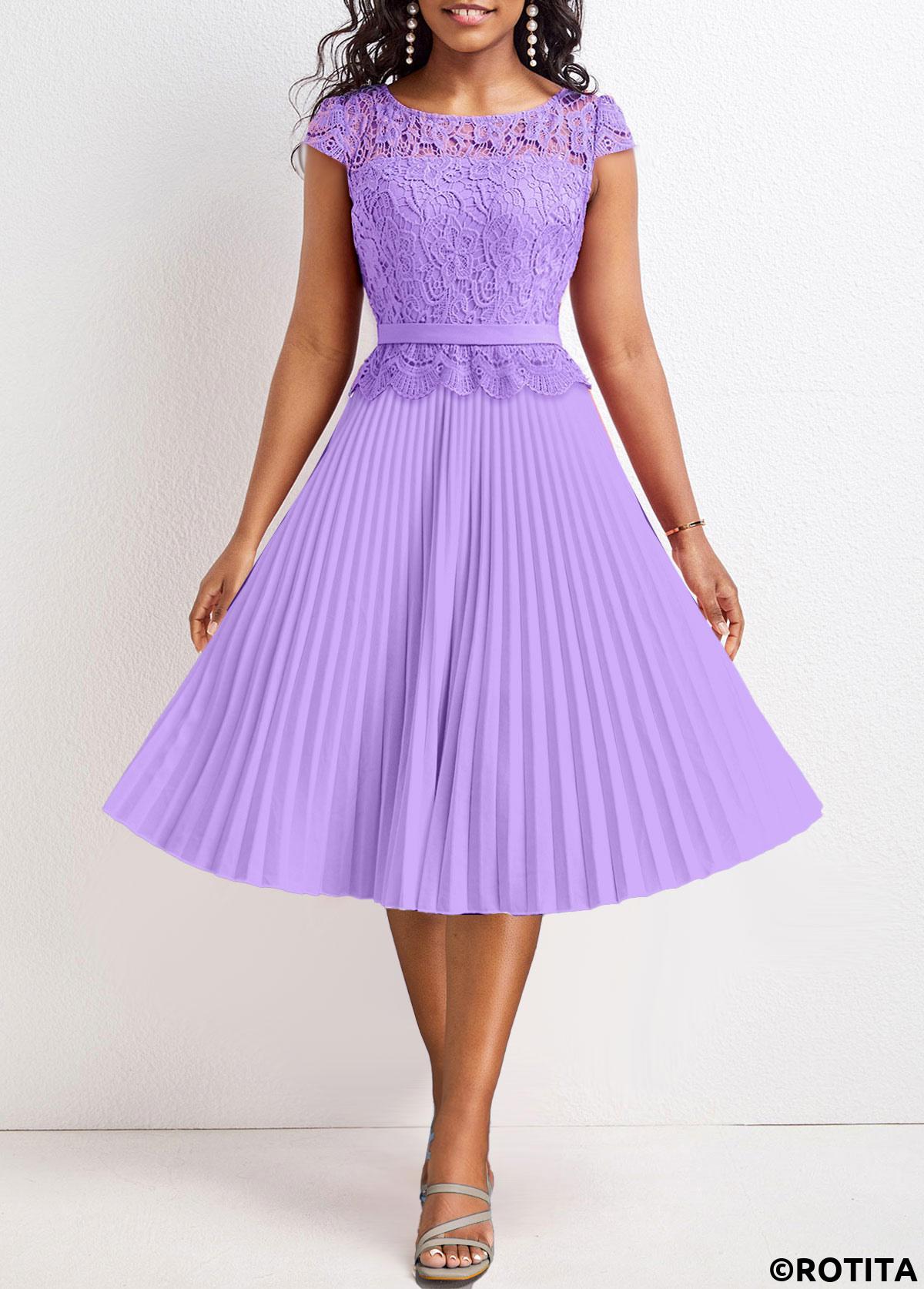 Rotita-Spitzenkleid in Hellviolett mit Rundhalsausschnitt und kurzen Ärmeln