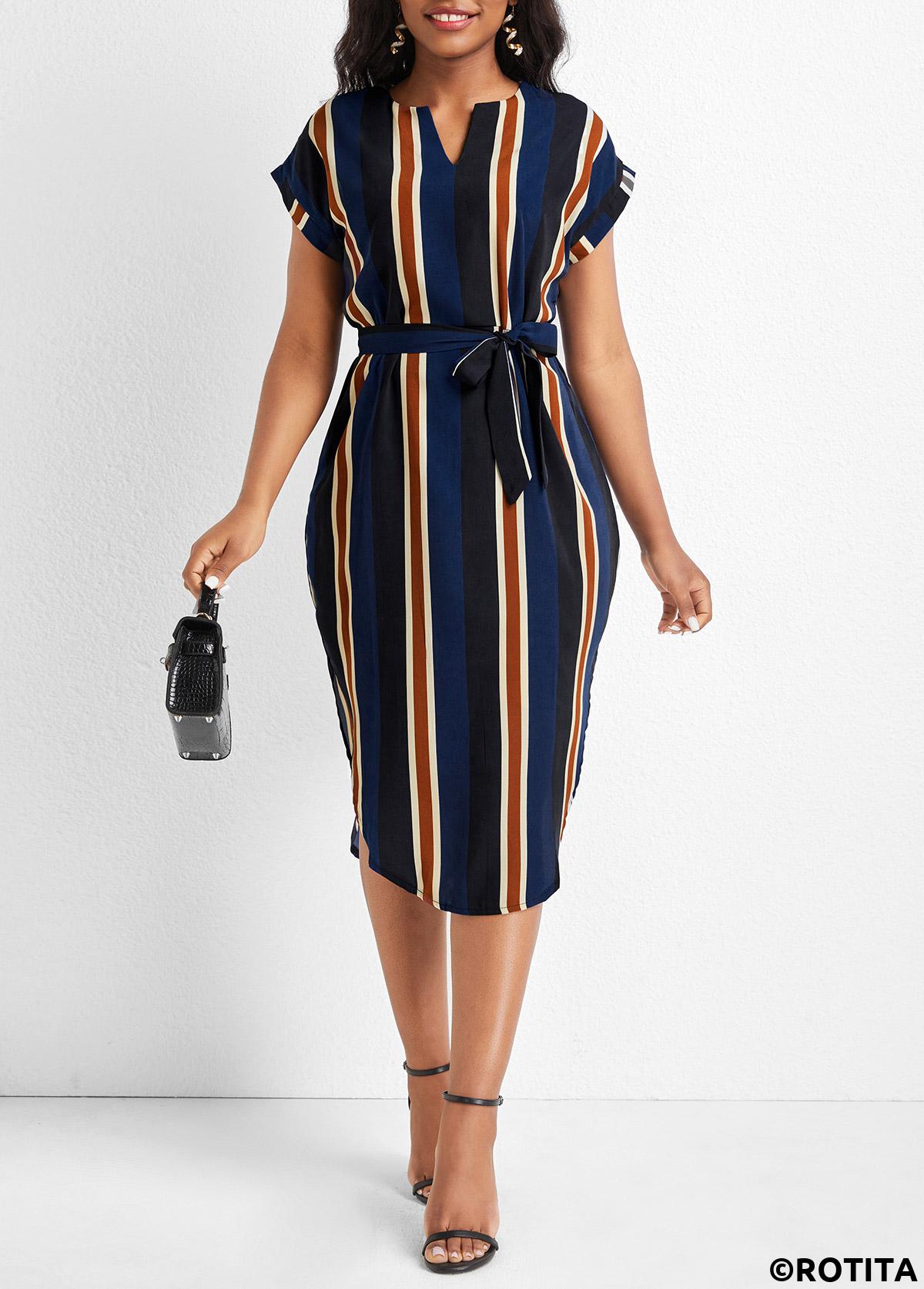 geteiltes gestreiftes mehrfarbiges Kleid mit Gürtel