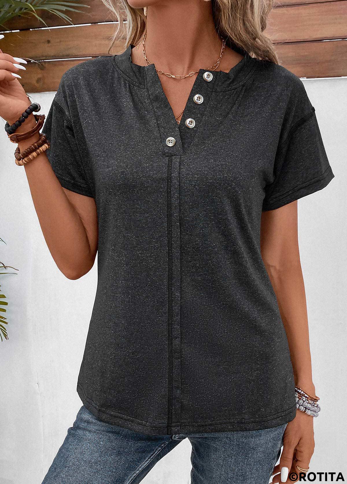 Schwarzes kurzärmliges T-Shirt mit Knopfleiste und geteiltem Ausschnitt