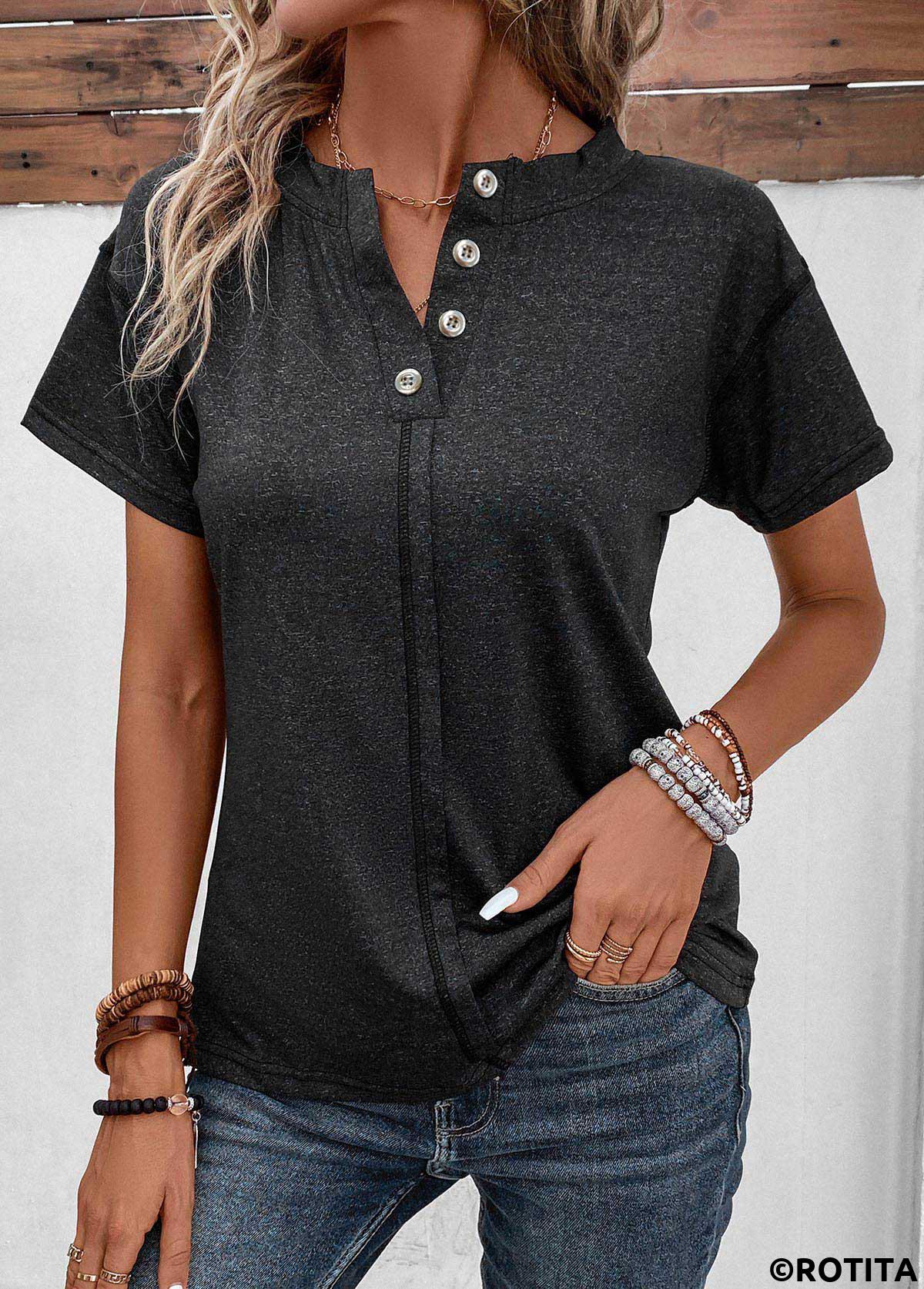 Schwarzes kurzärmliges T-Shirt mit Knopfleiste und geteiltem Ausschnitt