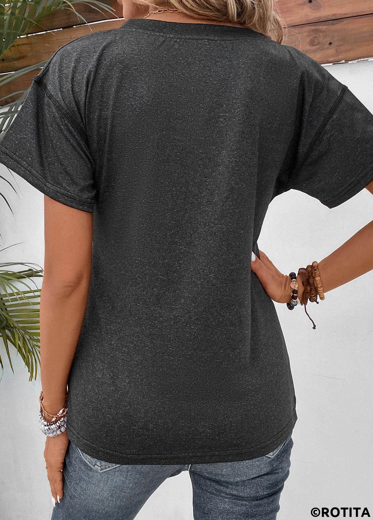 Schwarzes kurzärmliges T-Shirt mit Knopfleiste und geteiltem Ausschnitt