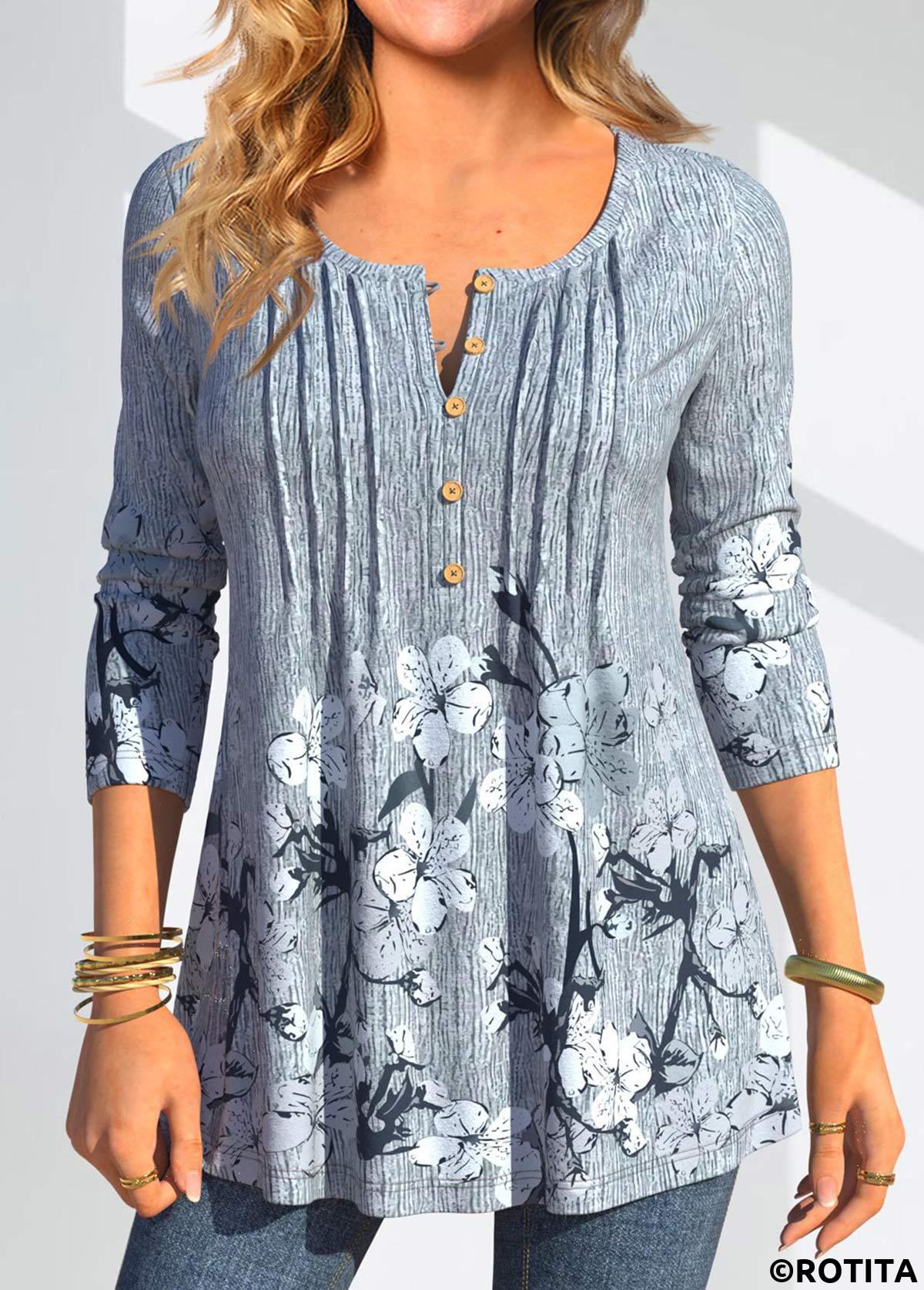 Staubblaue Bluse mit zufälligem Blumenmuster von Rotita mit Biesenstich