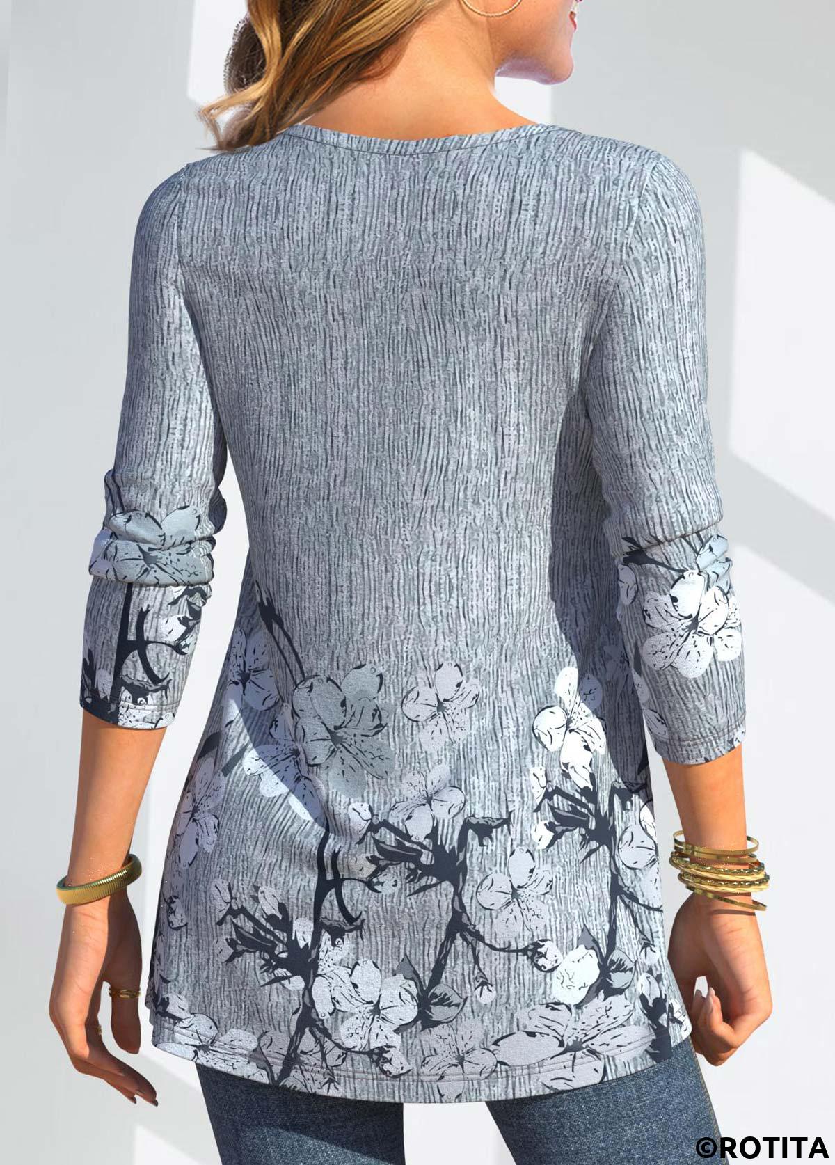 Staubblaue Bluse mit zufälligem Blumenmuster von Rotita mit Biesenstich