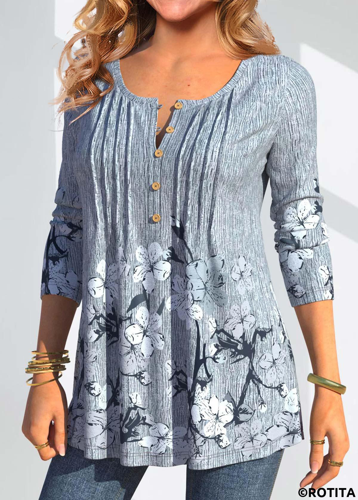 Staubblaue Bluse mit zufälligem Blumenmuster von Rotita mit Biesenstich