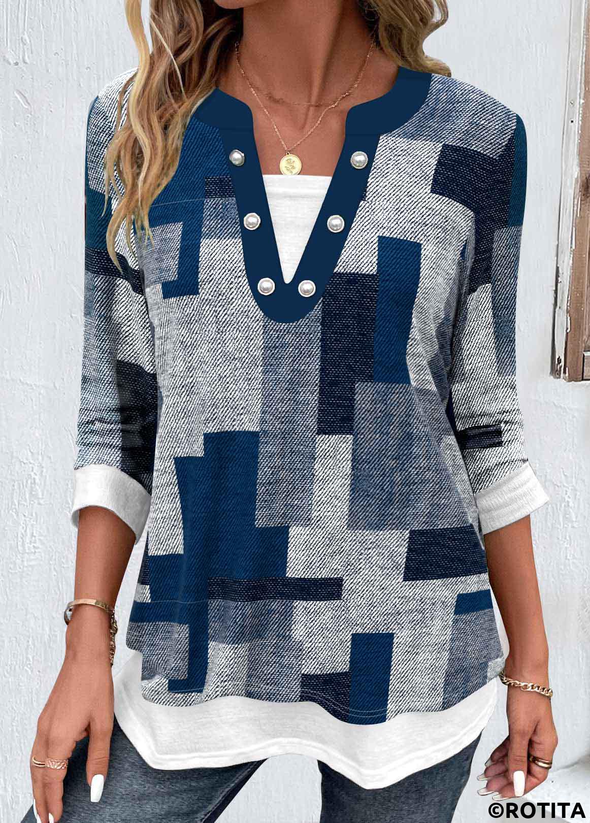 Rotita Fake 2-in-1-Bluse mit geometrischem Aufdruck in Staubblau mit geteiltem Ausschnitt