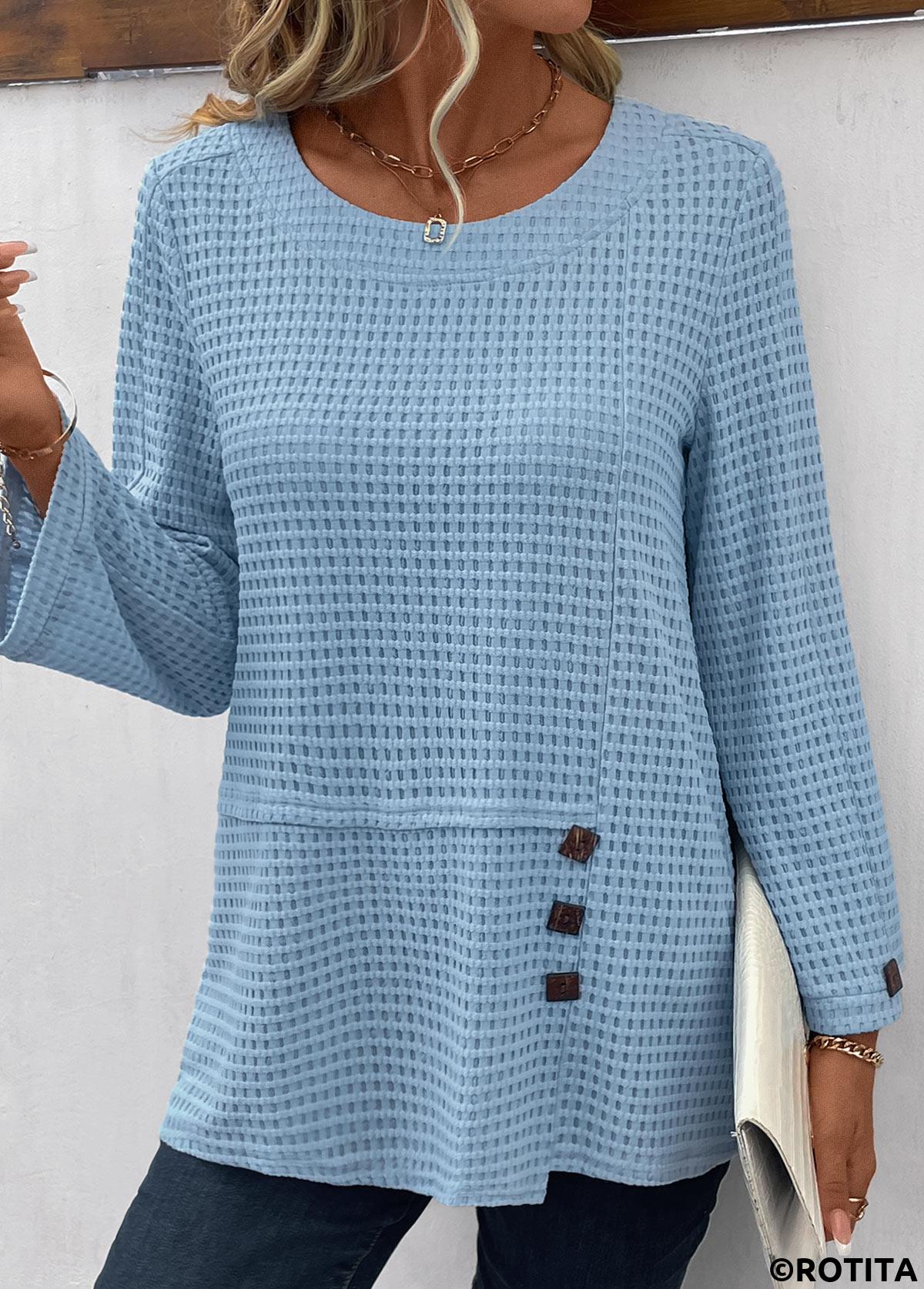 Hellblaues Langarm-T-Shirt mit Rundhalsausschnitt und Rotita-Knopf