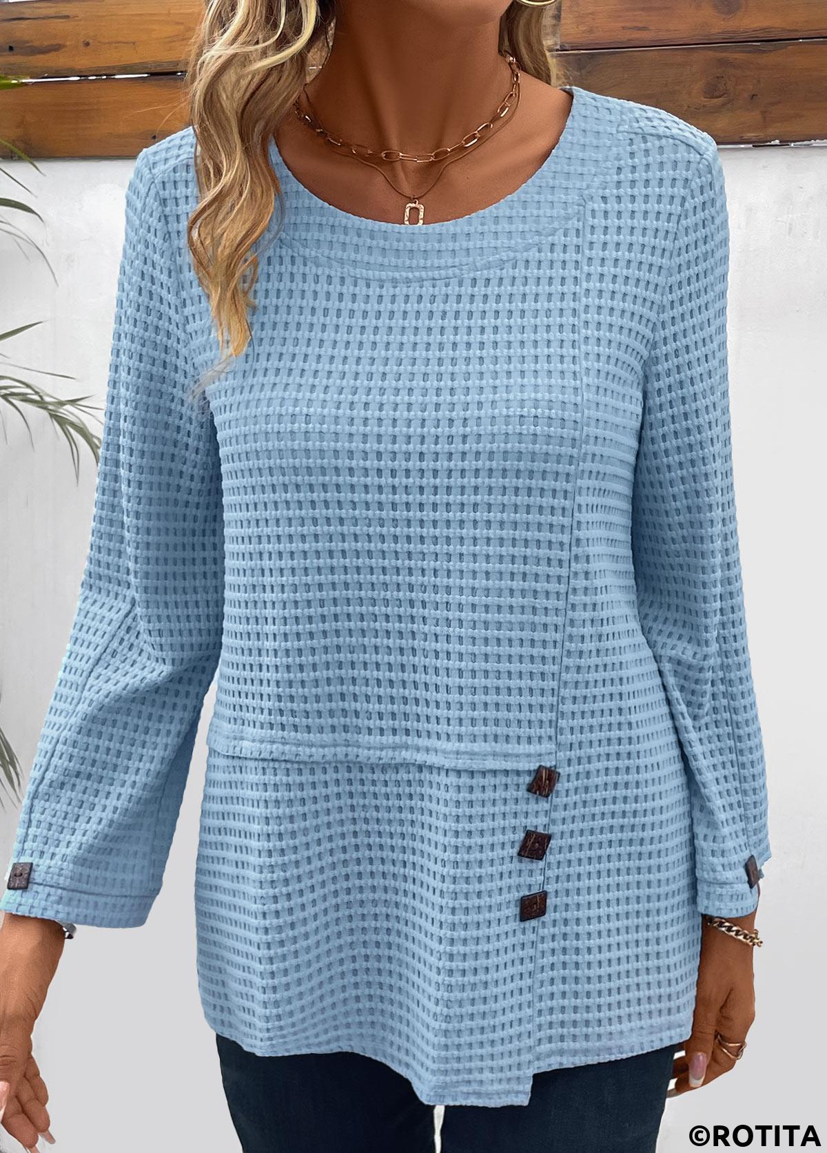 Hellblaues Langarm-T-Shirt mit Rundhalsausschnitt und Rotita-Knopf