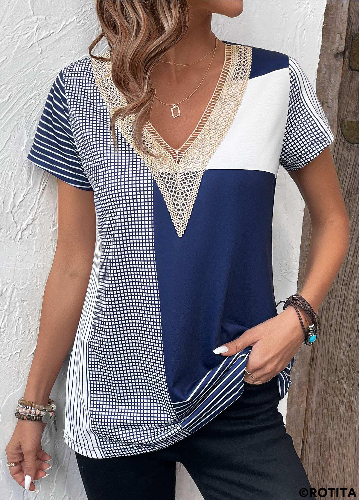 t-shirt bleu marine à col en V et imprimé géométrique en dentelle