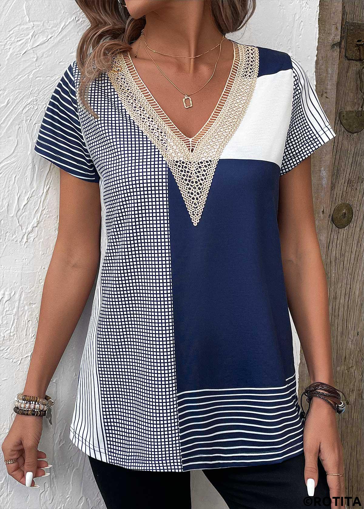 t-shirt bleu marine à col en V et imprimé géométrique en dentelle