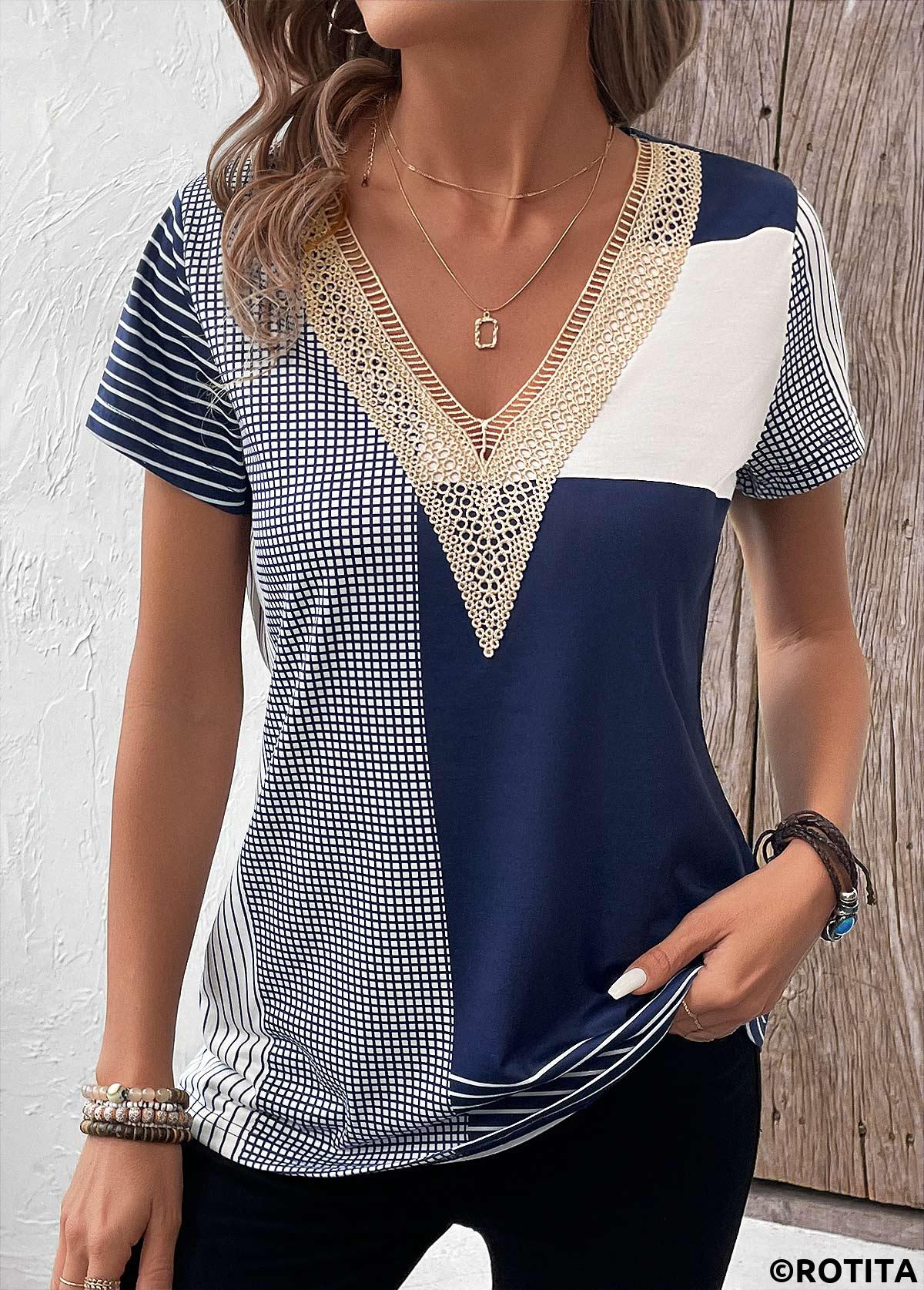 t-shirt bleu marine à col en V et imprimé géométrique en dentelle