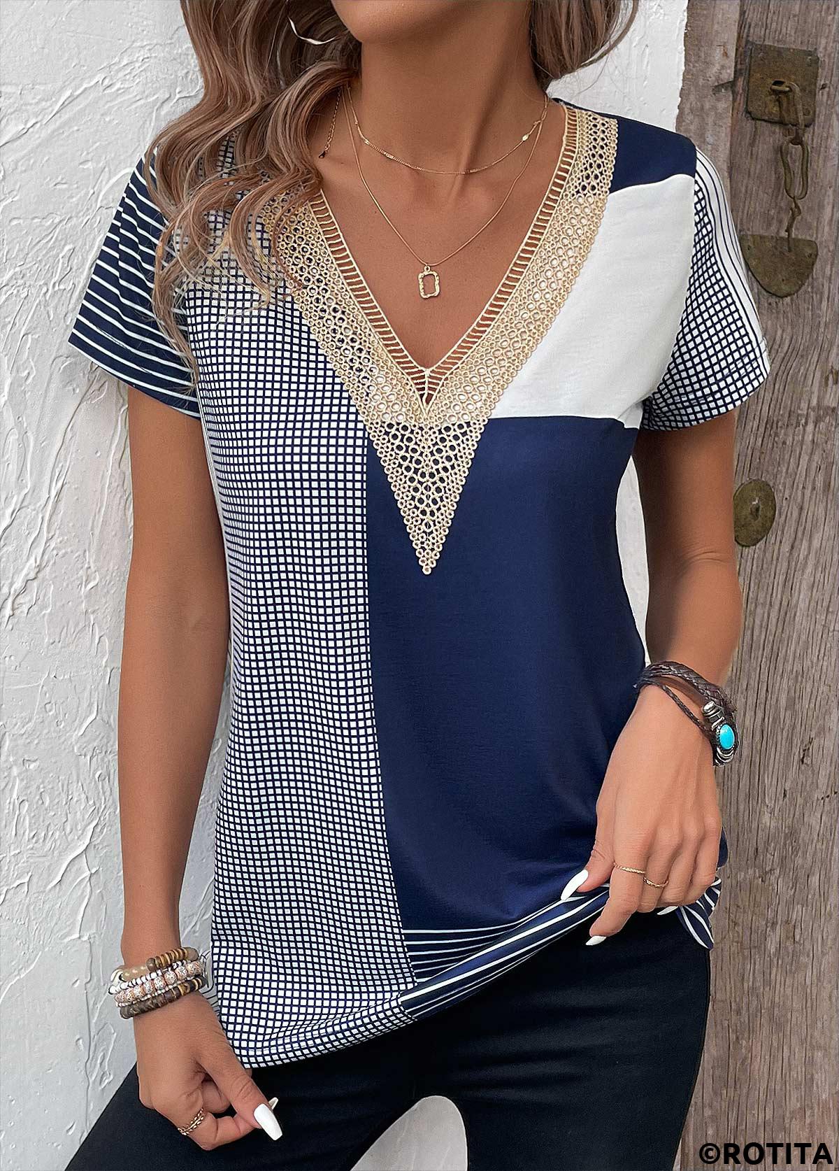 t-shirt bleu marine à col en V et imprimé géométrique en dentelle