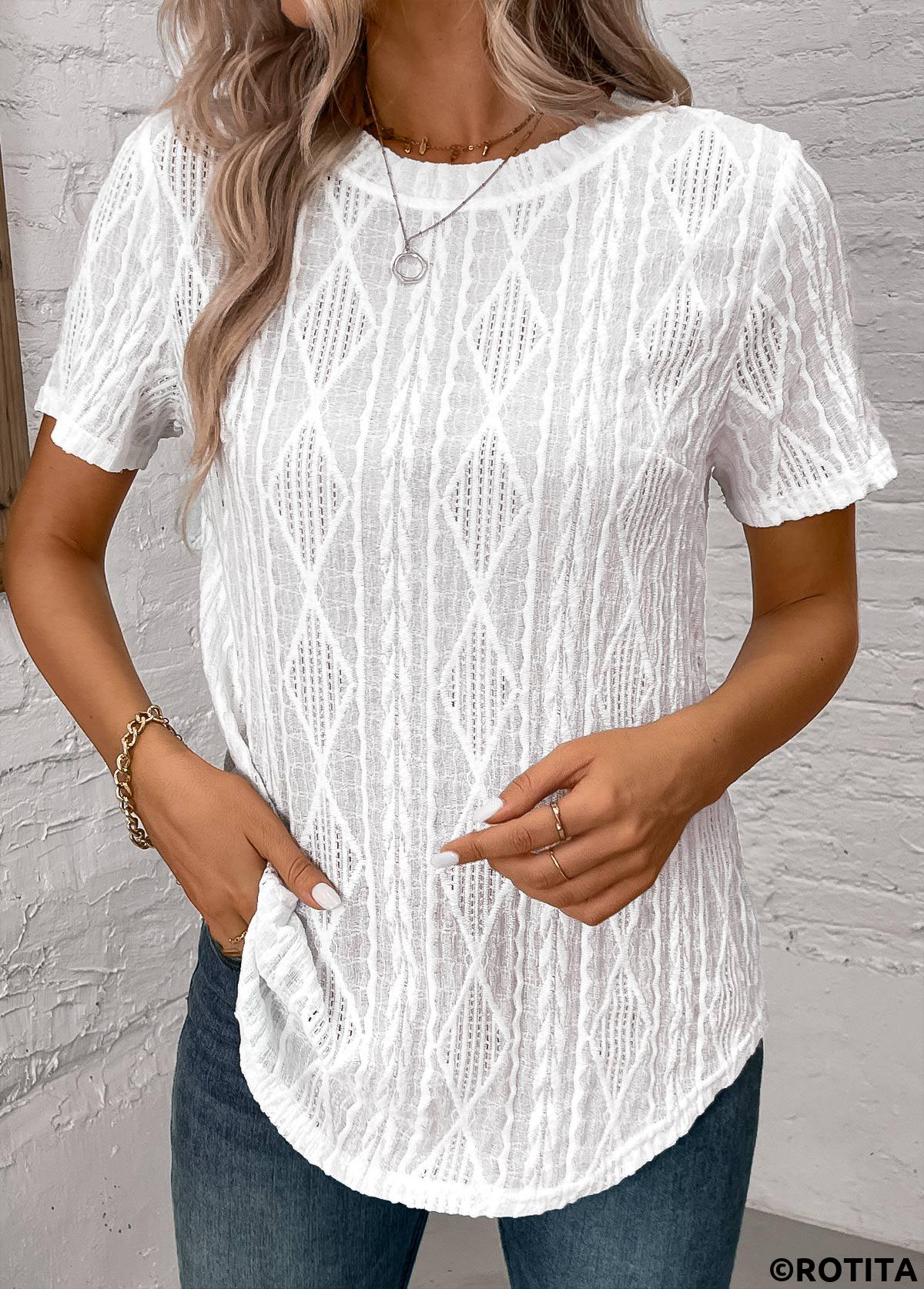t-shirt blanc à manches courtes et col rond avec boutons