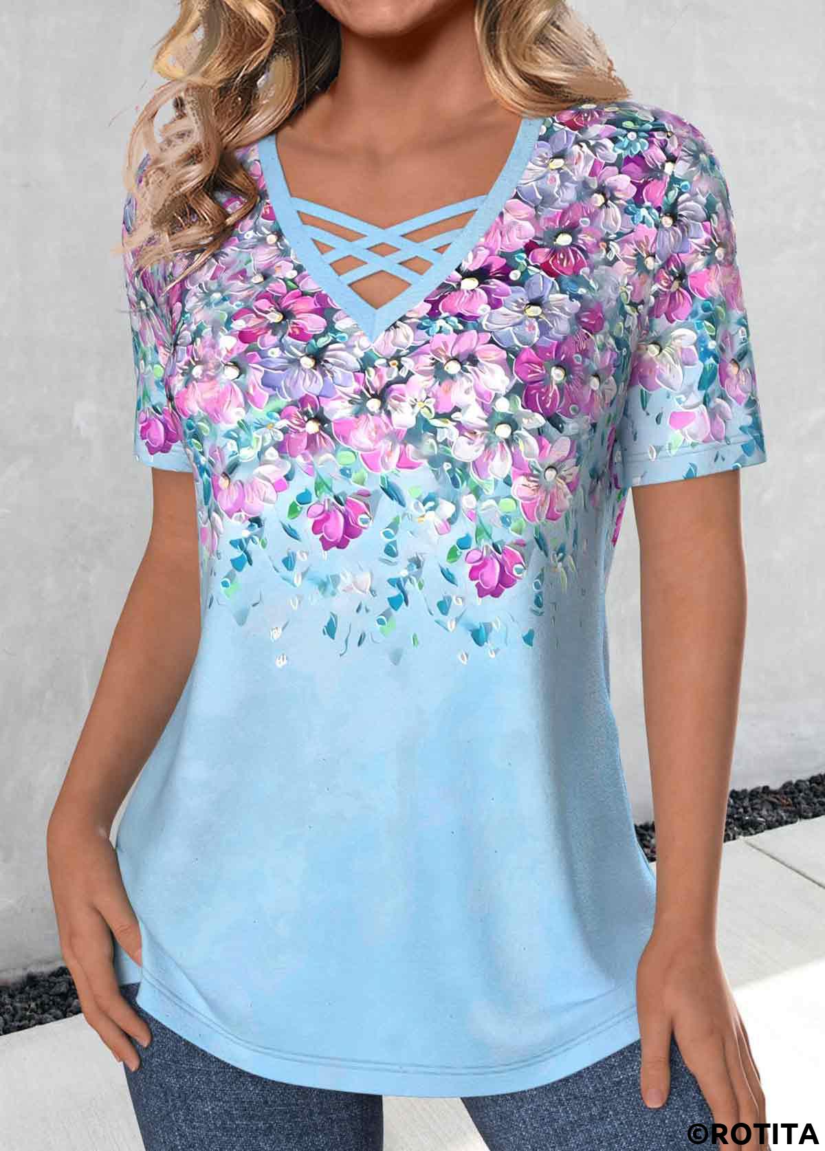 t-shirt bleu clair à imprimé floral croisé rotita