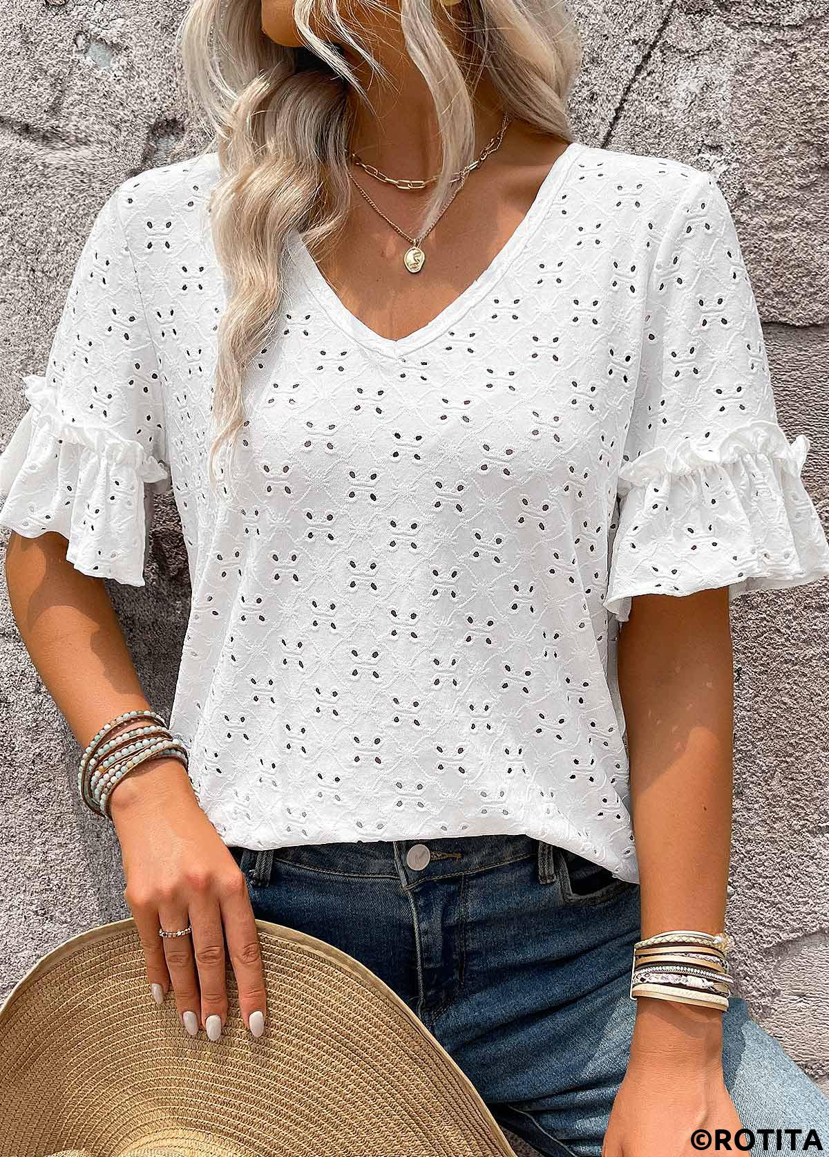 t-shirt blanc à manches courtes et col en V