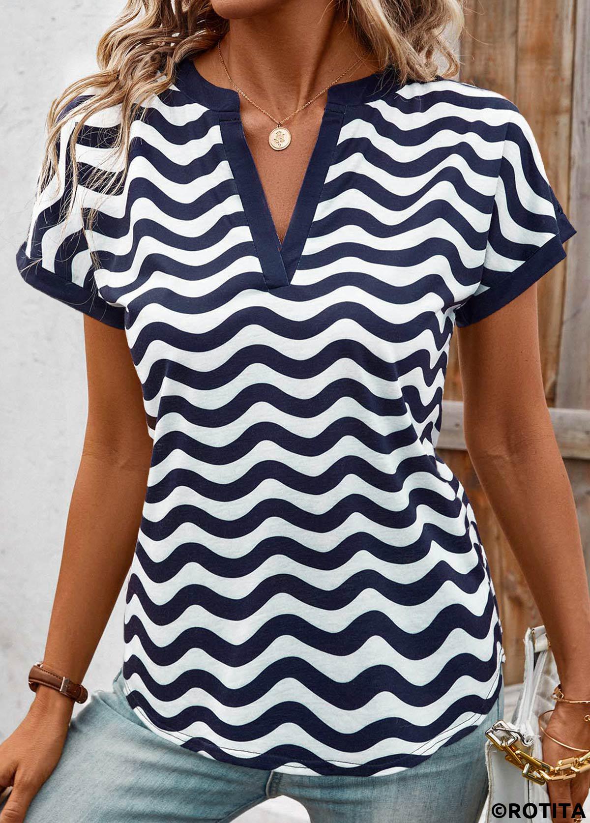 Marineblaues T-Shirt mit geschlitztem Kragen und Wellenmuster