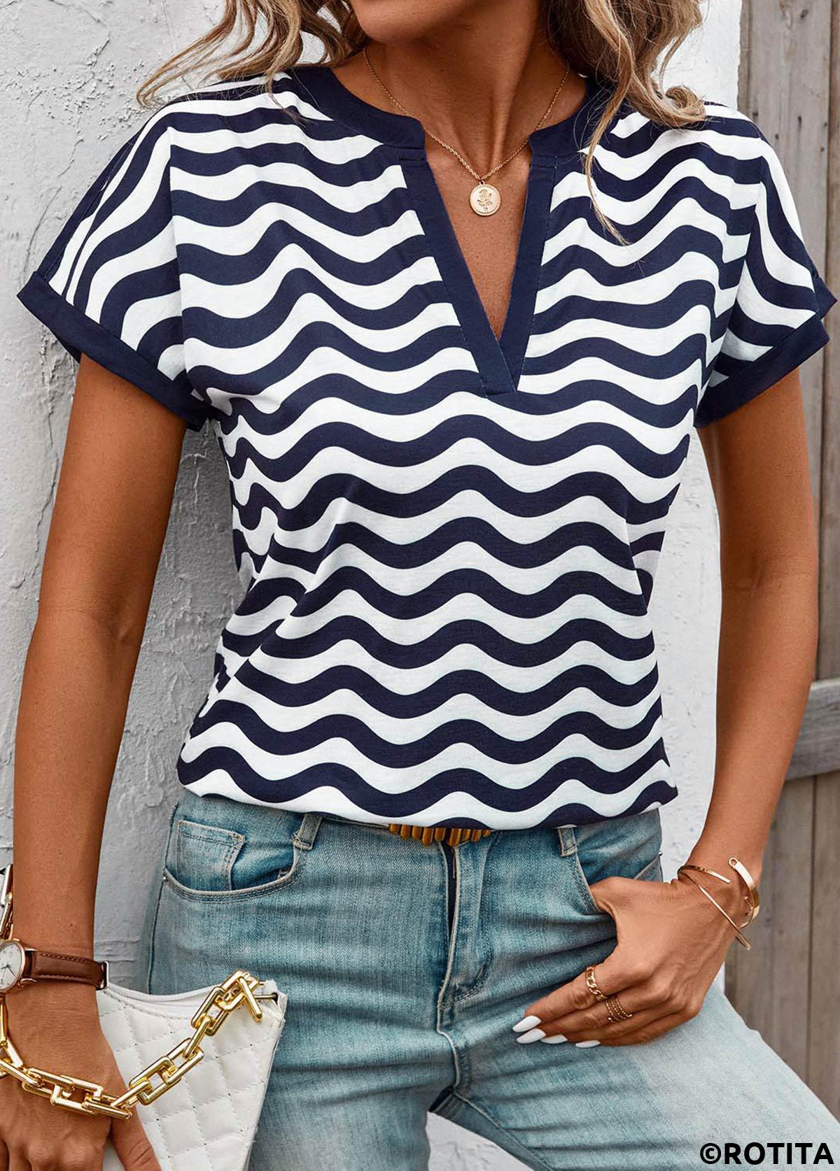 Marineblaues T-Shirt mit geschlitztem Kragen und Wellenmuster