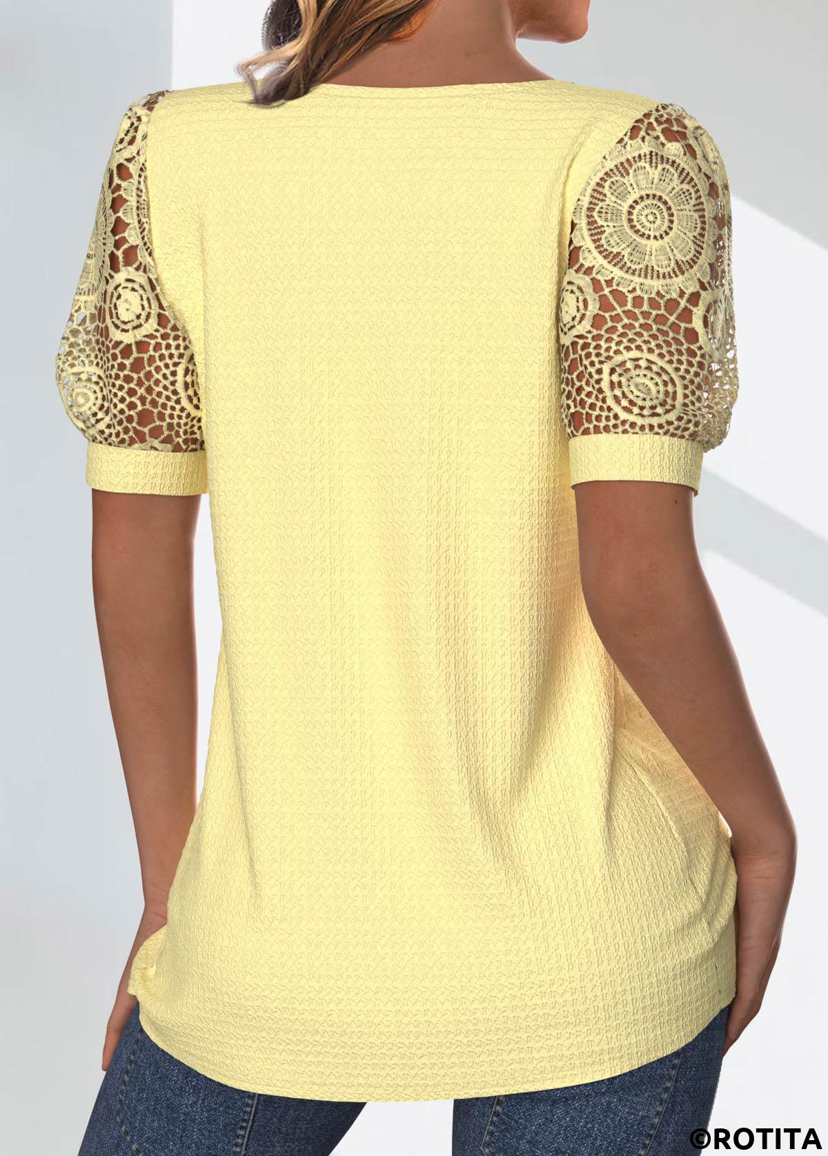 Rotita Tuck Stitch T-shirt jaune clair à col fendu