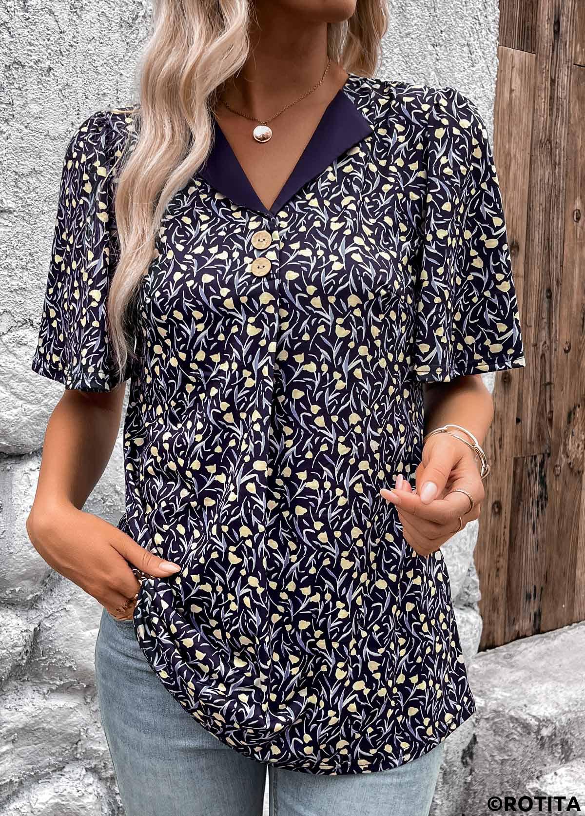Marineblaues kurzärmliges T-Shirt mit Rotita-Knopf und Blumenmuster