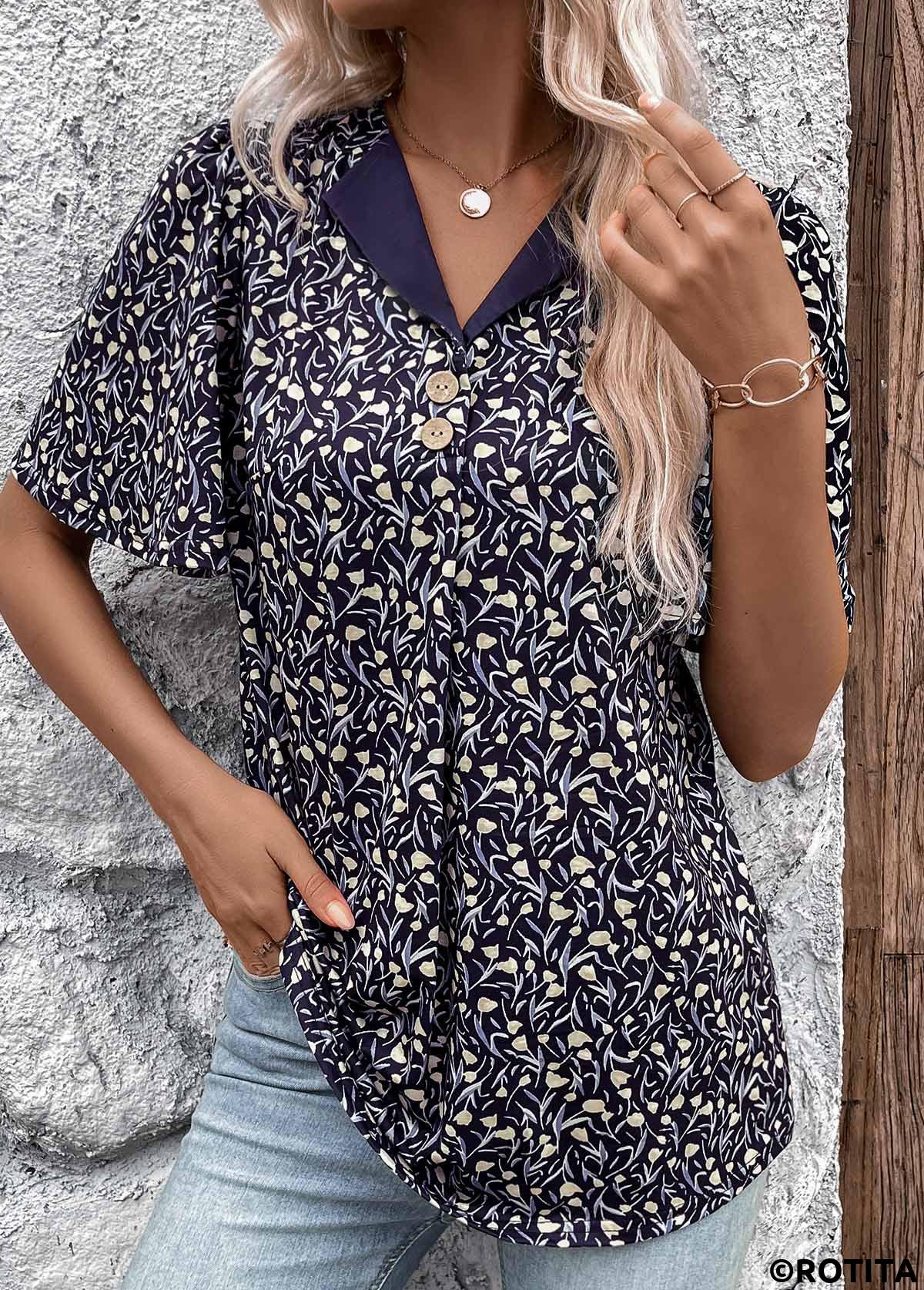 Marineblaues kurzärmliges T-Shirt mit Rotita-Knopf und Blumenmuster
