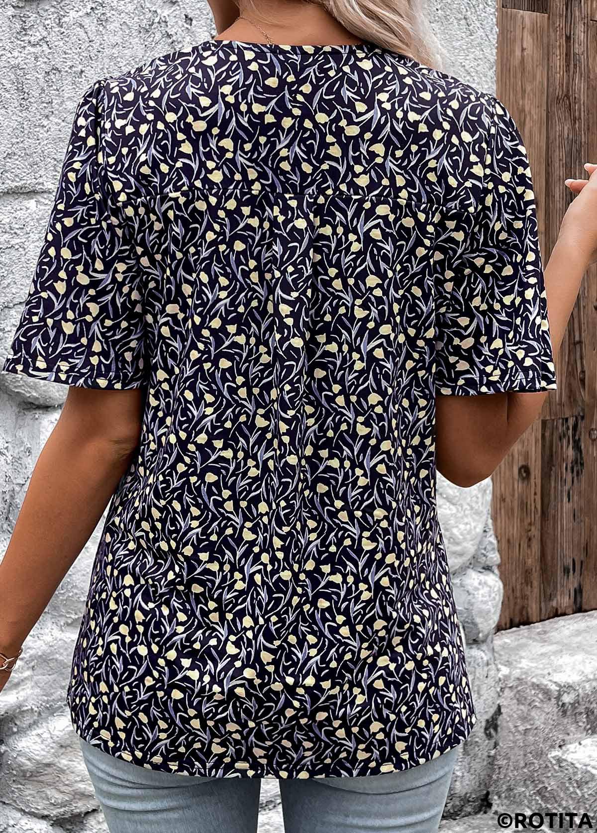 Marineblaues kurzärmliges T-Shirt mit Rotita-Knopf und Blumenmuster
