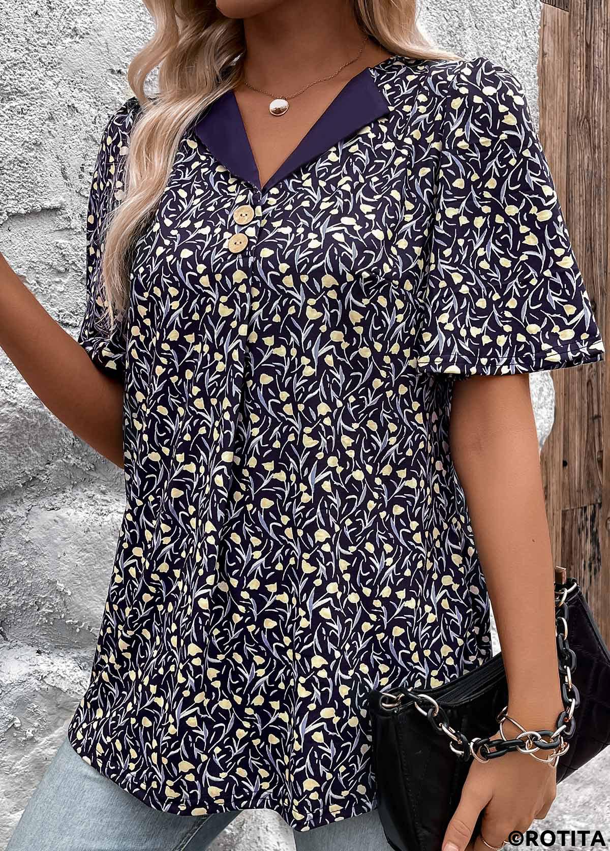 Marineblaues kurzärmliges T-Shirt mit Rotita-Knopf und Blumenmuster