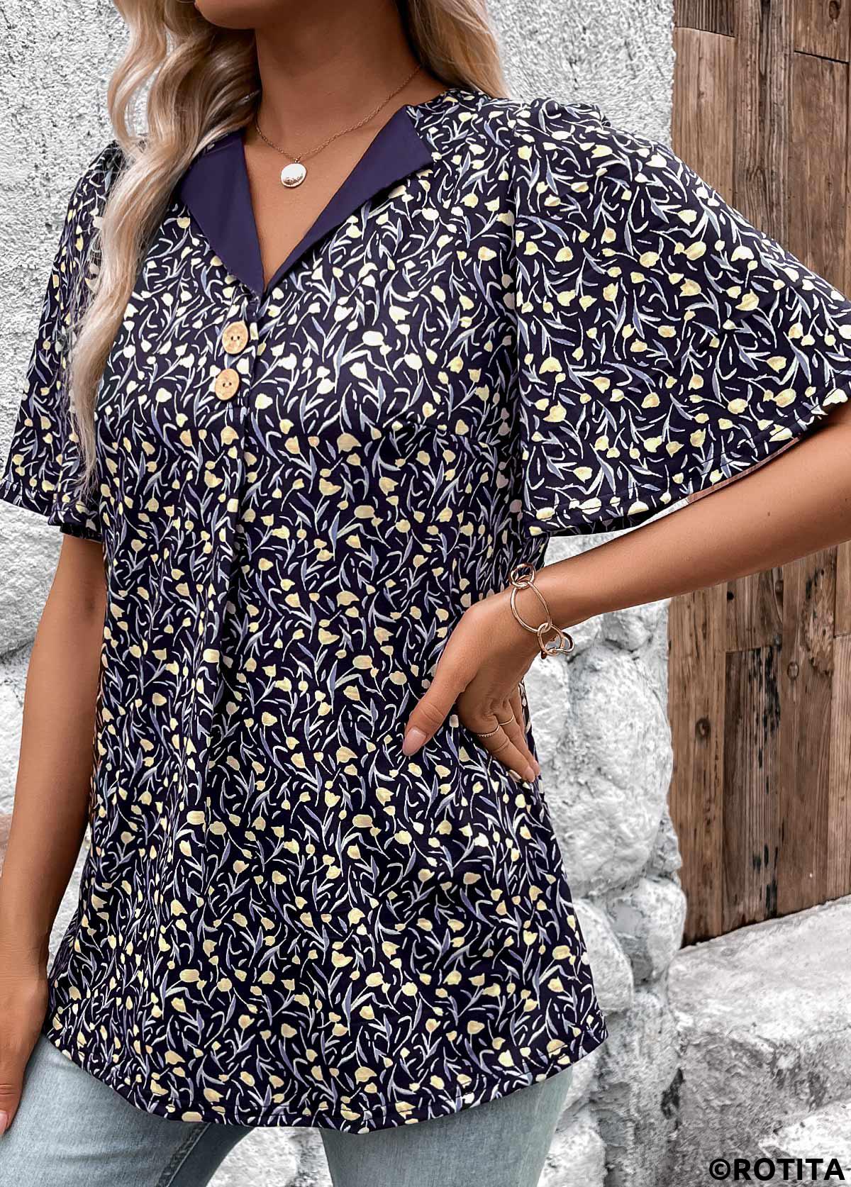 Marineblaues kurzärmliges T-Shirt mit Rotita-Knopf und Blumenmuster