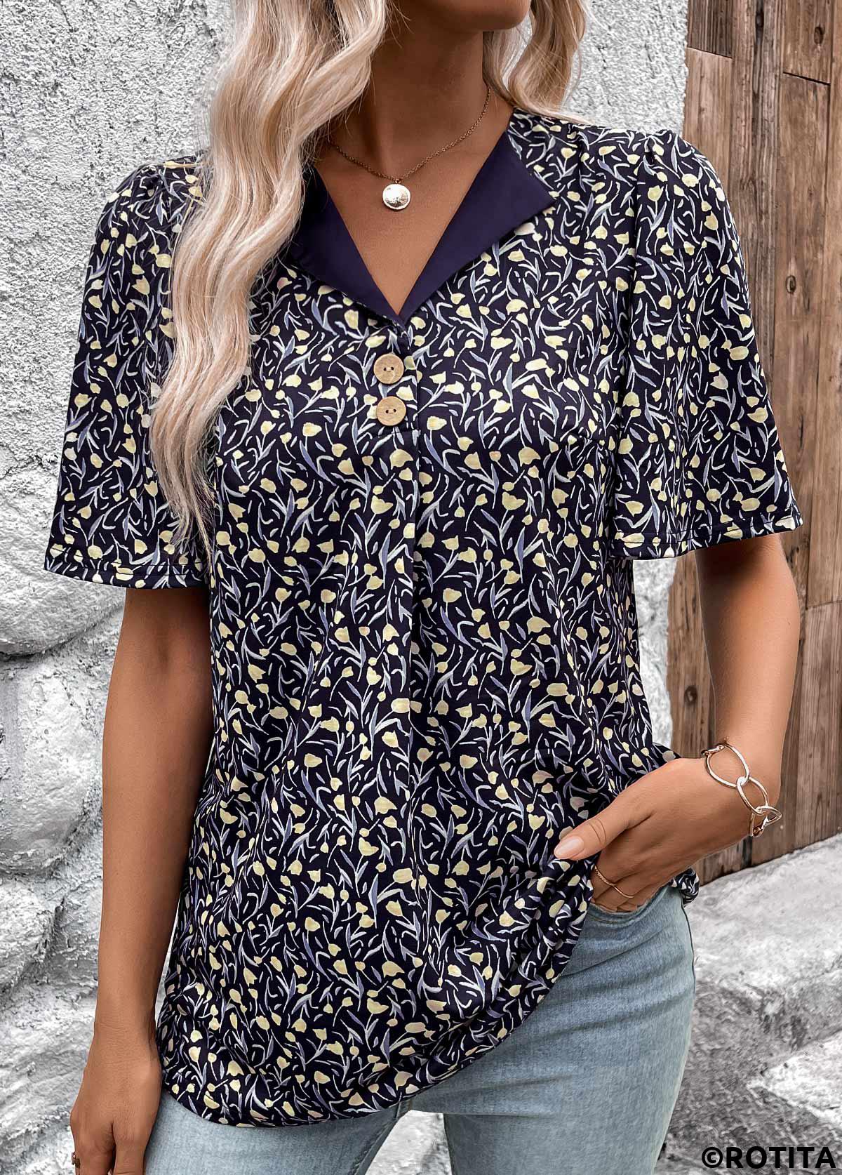 Marineblaues kurzärmliges T-Shirt mit Rotita-Knopf und Blumenmuster