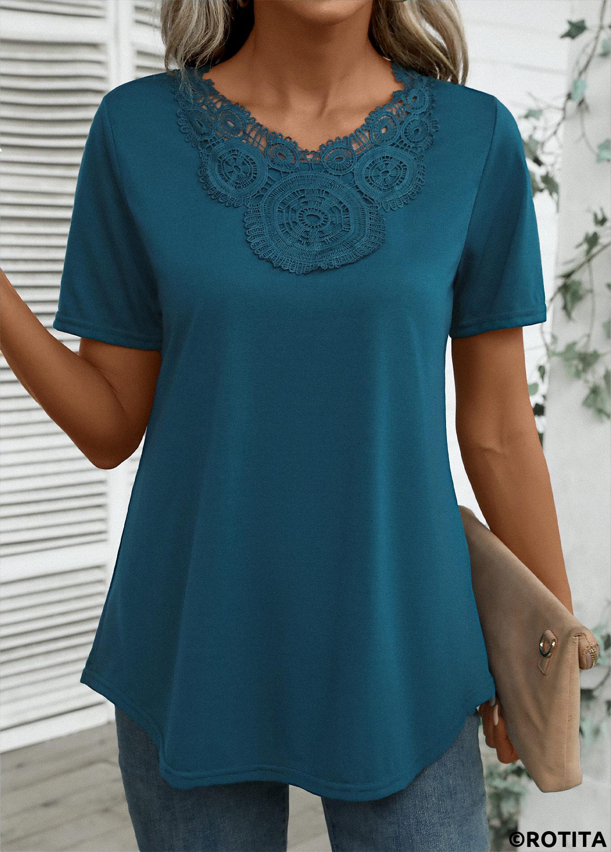 T-Shirt mit V-Ausschnitt und kurzen Ärmeln in Pfauenblau mit Stickerei