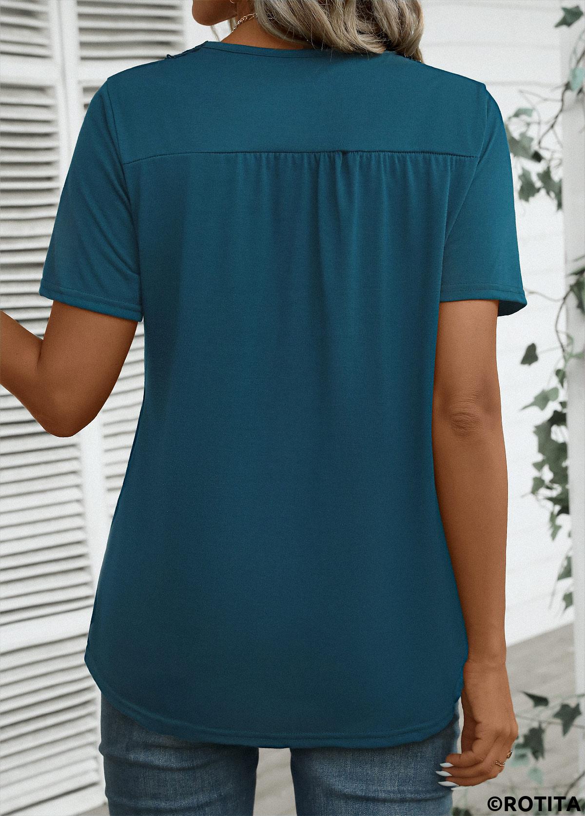 T-Shirt mit V-Ausschnitt und kurzen Ärmeln in Pfauenblau mit Stickerei