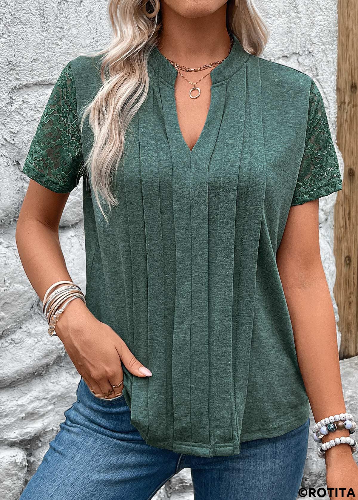 Rotita t-shirt vert plissé à manches courtes et col fendu