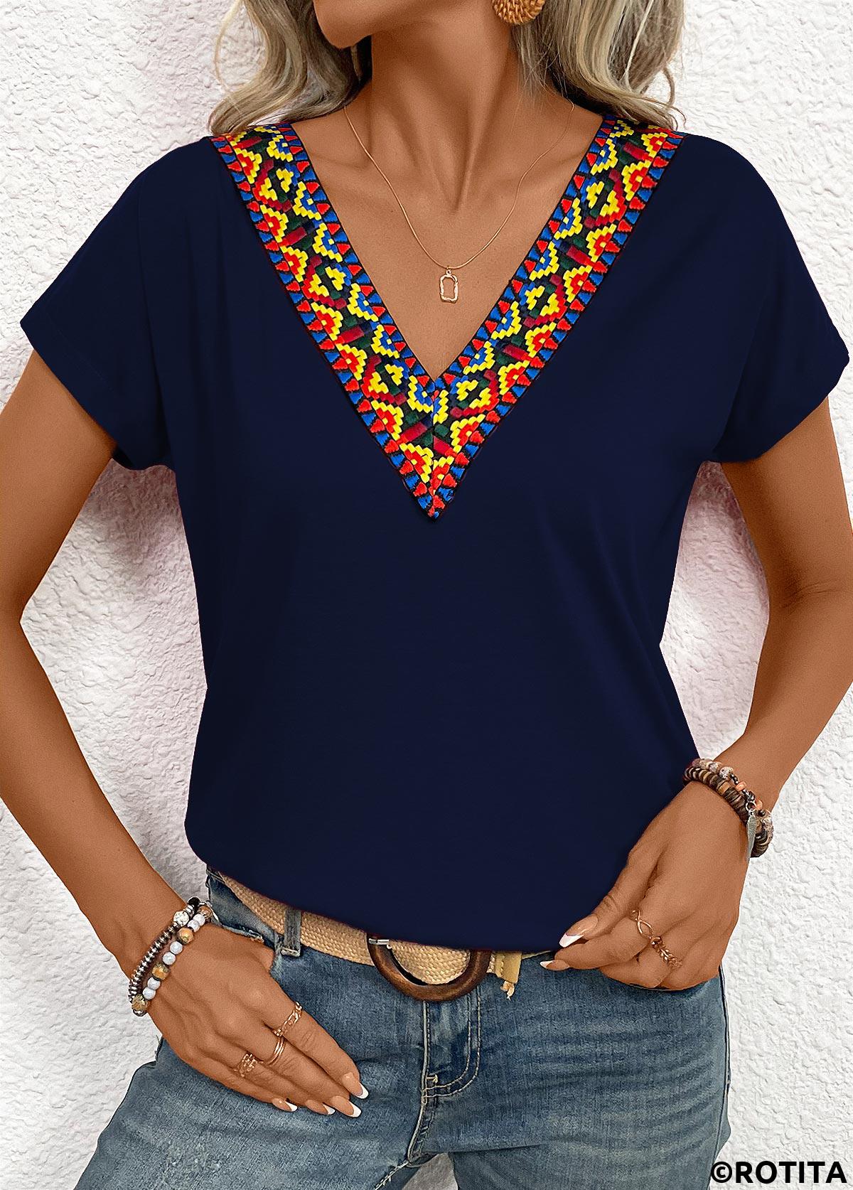 t-shirt bleu marine à col en V et imprimé tribal patchwork