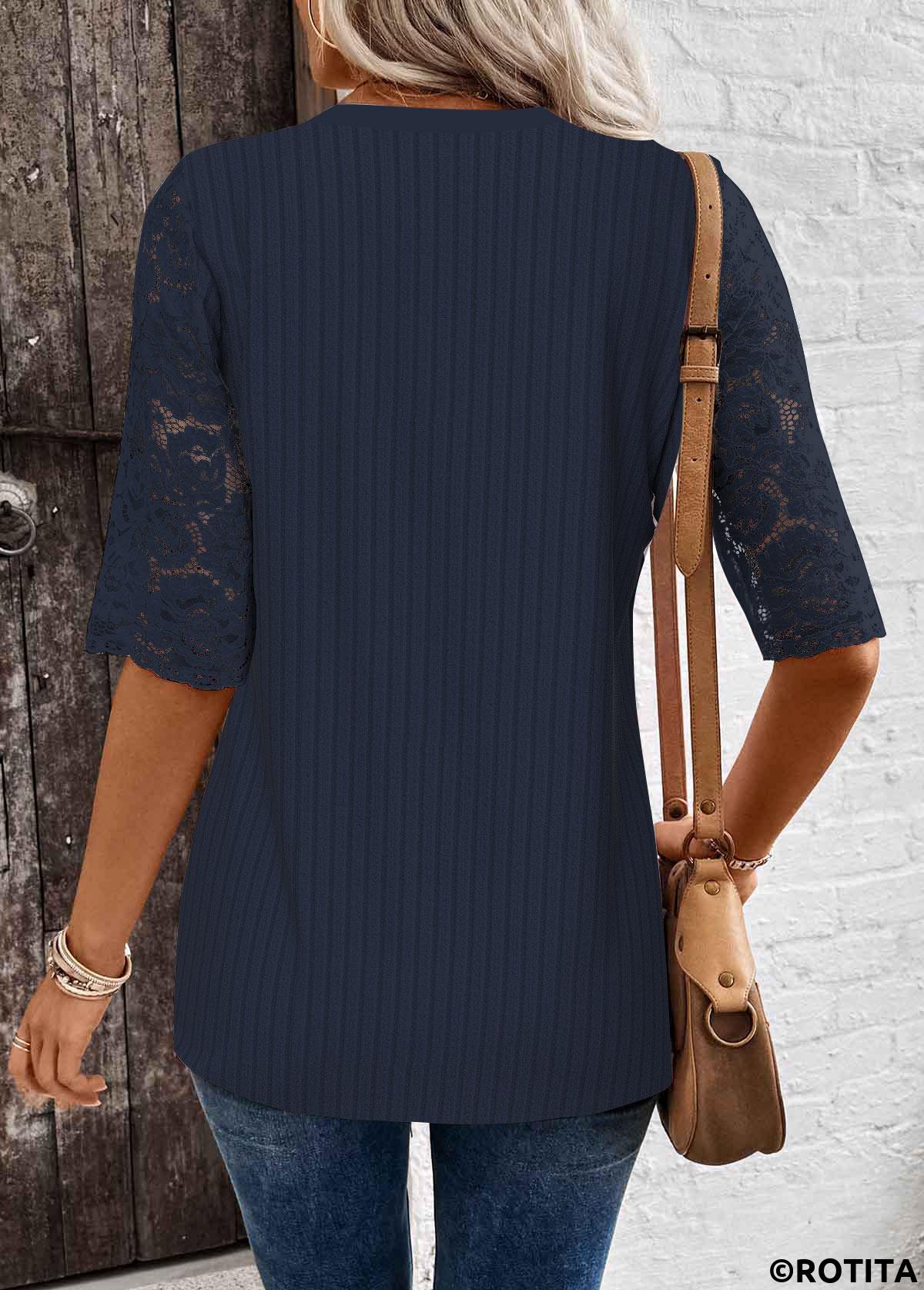 Marineblaues T-Shirt mit halblangen Ärmeln und Schlitz am Halsausschnitt von Rotita Lace
