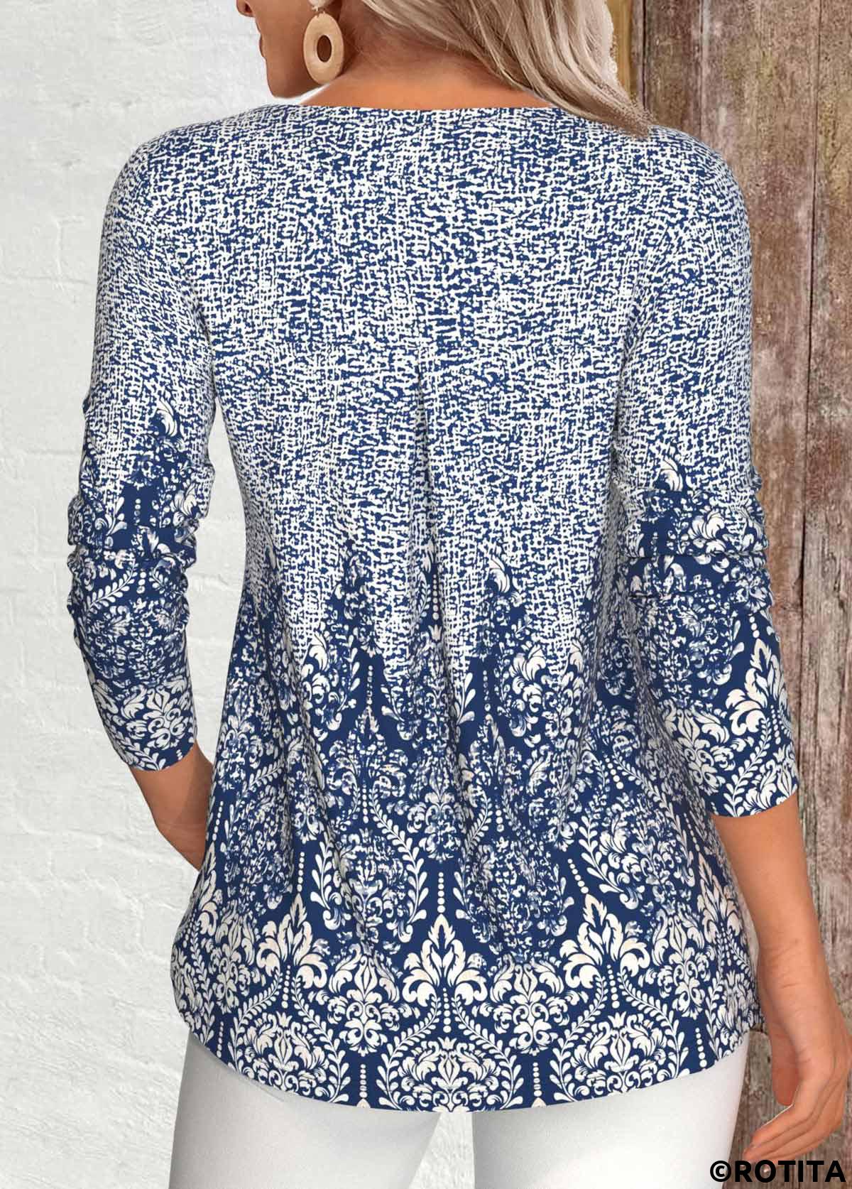 Blaues T-Shirt mit geschlitztem Kragen und Rotita-Knopf