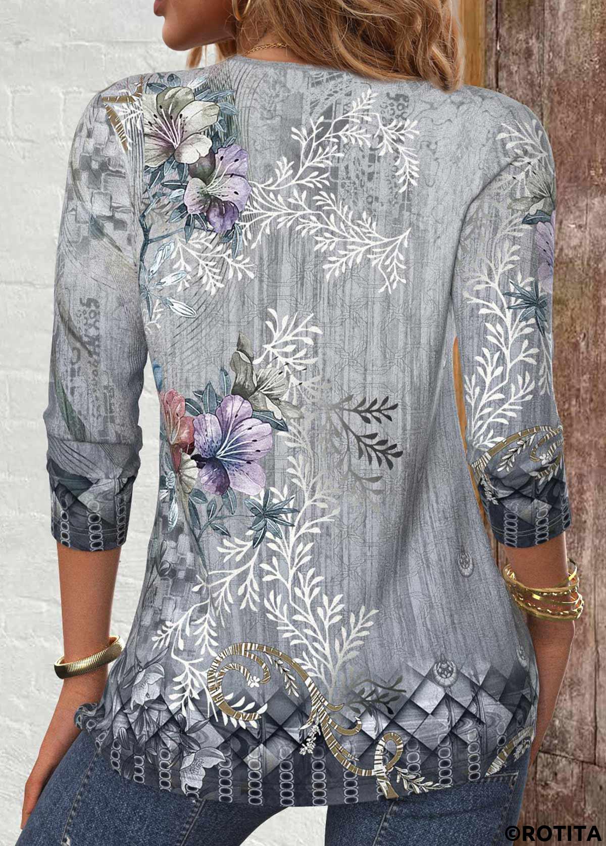 Rotita – T-Shirt in Hellgrau mit kreisförmigem Ring und Blumendruck